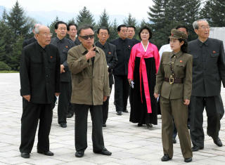 GAMMEL OG SYK: Den aldrende og p�st�tt syke Kim Jong-il p� udatert, men relativt nytt bilde. Kim feirer 70 �rs dag om to �r. Foto: AFP PHOTO/KCNA/SCANPIX