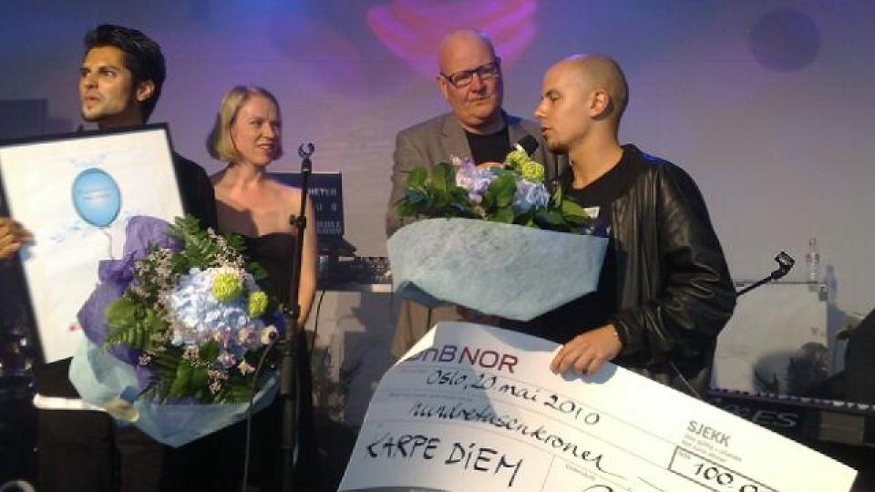 BENDIKSENPRISEN 2010: Karpe Diem mottok torsdag kveld Bendikprisen p� 100 000 kroner. Den ble overrakt av kulturminister Anniken Huitfeldt og Frode Aln�s. Chirag Rashmikant Patel (t.v) og Magdi Omas Ytreeide Abelmaguid ble b�de r�rt og overrasket. Foto: Anders Gr�nneberg