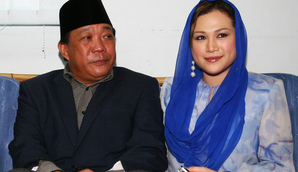 ULOVLIG GIFT:  Den malaysiske politikeren Bung Mokhtar Radin og hans nye kone Zizie Ezette venter p� dommen i den islamske domsstolen i Kuala Lumpur. Politikeren er d�mt til en m�nedes fengsel. Foto: AP Photo