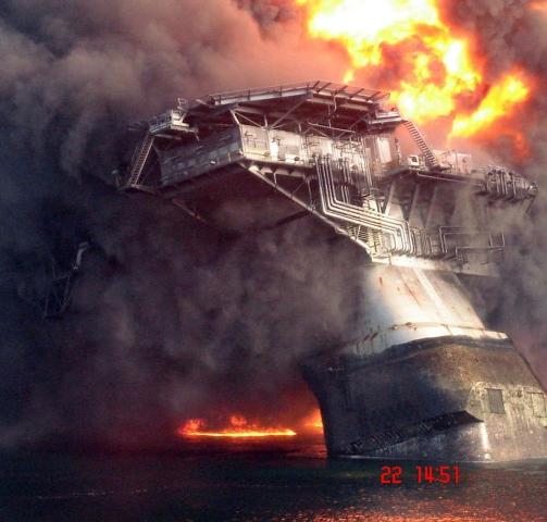 HER STARTER KATASTROFEN:  Dette bildet, tatt 22. april, viser den brennende riggen Deepwater Horizon like f�r den forsvant under overflaten. Ytterligere detaljer om fotografen av bildet, som ble skaffet til veie av byr�et Associated Press, er ikke kjent. Foto: AP/SCANPIX