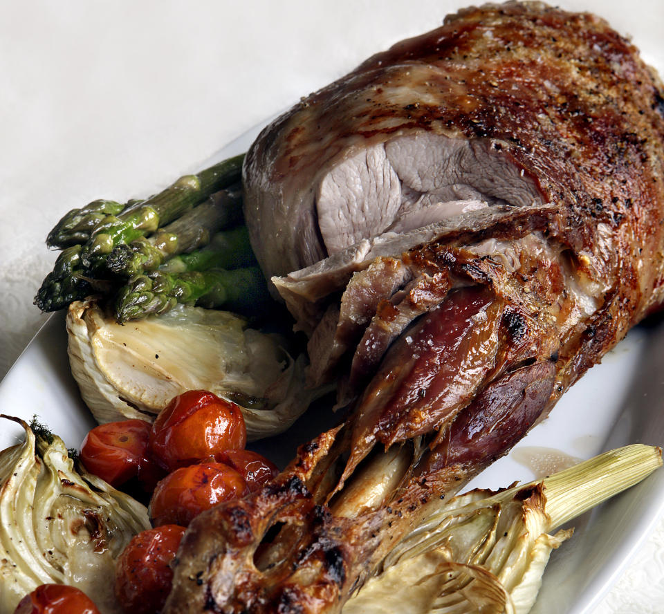 Bakevare: En lammesteik av dielam b�r ikke f� konkurranse av altfor store smaker. Bak kj�ttet i ovnen p� ganske lav temperatur. Avslutt p� grillen eller i ovnen under grillelementet, for � f� en god overflate og maks ut av det nydelige fettet.