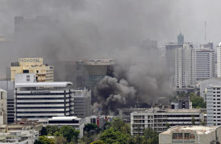 OPPT�YER:  Bildet viser foretningsstr�ket i Bangkok der r�dskjortene slo seg til under oppt�yene. R�yken kommer fra p�tente gummihjul. Foto: REUTERS/Fayaz Kabli