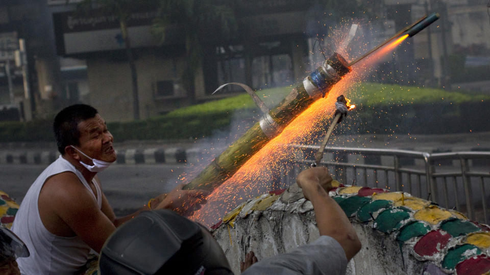 FYRVERKERI:  R�dskjortene skyter med fyrverkeri mot soldatene i Bangkok-sentrum 18. mai. Foto: 
 REUTERS/Adrees Latif