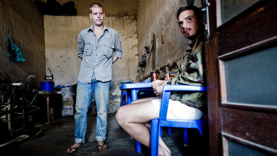 Venter: Tjostolv Moland og Joshua French venter p� at den fjerde rettsprosessen mot dem skal begynne. Her er de p� cella i fengselet i Kisangani.   Foto: Thomas Rasmus Skaug / Dagbladet