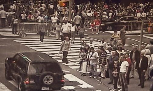 FOLKSOMT: Times Square er en av verdens st�rste turistknutepunkt. Her viser overv�kingsbildene hvordan bilen med bomba ble plassert. Foto: EPA/NEW YORK POLICE DEPARTMENT/SCANPIX