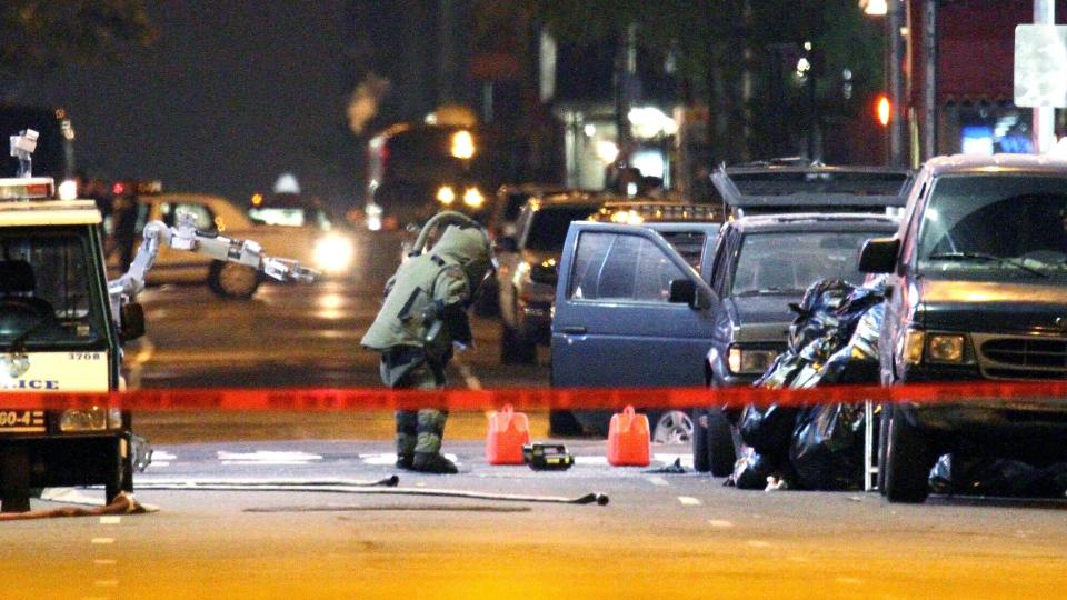 MISLYKKET: Bilbomben som ble plassert p� Times Square gikk aldri av. Her blir den desarmert etter funnet 2. mai. Foto: AP/New York Daily News/Ken Goldfield/SCANPIX
