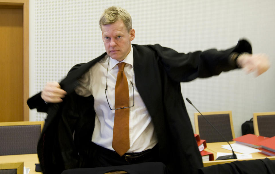 D�MT: Kjendisadvokat Morten Furuholmen ble i g�r d�mt til seks m�neders betinget fengsel for medvirkning til heleri. N� risikerer han � miste advokatbevillingen. Foto: BJ�RN SIGURDS�N/SCANPIX