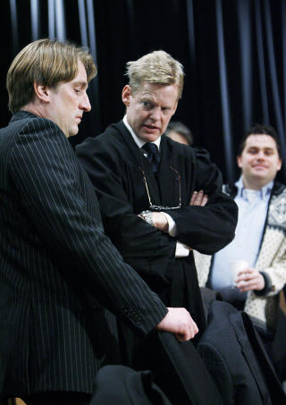 POPUL�R I RANSMILJ�ET: Furuholmen med sin klient Kjell Alrich Schumann (t.v.) under Nokas-ankesaken i 2007. Oppdraget advokaten tok for David Toska (t.h.) i 2002, ligger til grunn for dommen som n� er falt. Foto: ERLING H�GELAND/DAGBLADET
