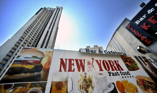  MINI-MANHATTAN:  Benidorm kalles ofte for Mini-Manhattan p� grunn av alle de h�ye hotellbygningene. Det vet kafe-eierne � benytte seg av foran byens h�yeste hotell, Gran Hotel Bali. Foto: John Terje Pedersen