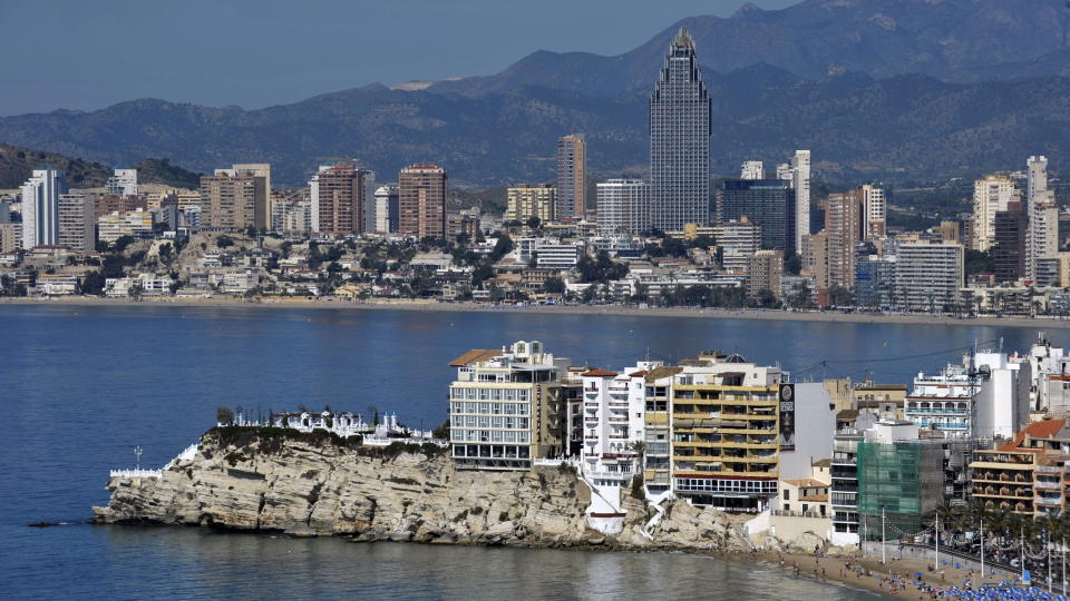 BENIDORM:  Charterturistmens f�rste reisem�l p�  Costa Blanca har nok av h�ye hoteller langs stranden. �rsaken er at kommunen bare eide en liten smal del av strandstripen da de skulle satse p� turismen.  Det h�yeste er Gran Hotel Bali, 52 etasjer og 210 meter. Foto: John Terje Pedersen.