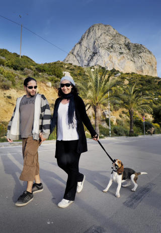 P� FOTTUR: Det spanske paret Juan og Elanos g�r tur langs strandpromenaden med hunden Loco. De v�ger seg ikke til toppen av klippen. Foto: John Terje Pedersen/Dagbladet