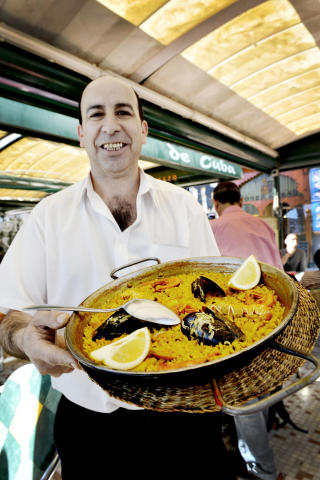  SMAK:  I Alicante spiser man risretter og paella. En paella kan inneholde skalldyr, kj�tt, og gr�nnsaker. Ofte brukes den runde bomba-risen til paellaen. Foto: John Terje Pedersen/Dagbladet.