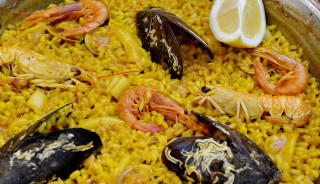 PAELLA: Nasjonalretten i distriktet  lages med ris, fisk  eller kylling. Foto: John Terje Pedersen/