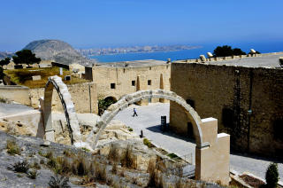 BORGEN:  Fra Castillo de Santa Barbara g�r det en heis gjennom fjellet ned ned til strandpromenaden fra bygningen til h�yre. Foto: John Terje Pedersen/Dagbladet