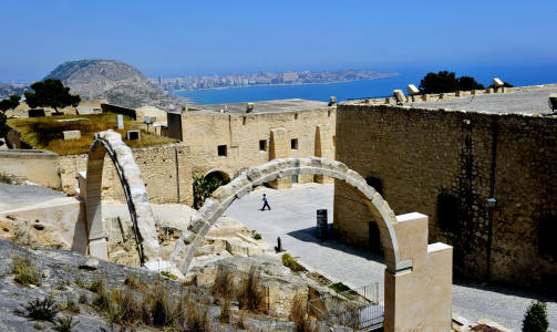 BORGEN:  Castillo de Santa Barbara.  P� Benacantils h�ye topp. Fra bygningen til h�yre g�r det heis inne i fjellet rett ned til strandpromenaden. Man kan ogs� ta turen opp med denne heisen fra inngangen ved Postiguet-stranden.  Foto: John Terje Pedersen