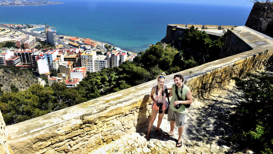 ALICANTE:  Vi falt helt for Alicante. Det  er en pen, trygg og vennlig by med flotte strender og mye � se p�,  sier det slovenske paret Maja Modrinjak og Andraz Gregoric. Foto: John Terje Pedersen/Daqbladet