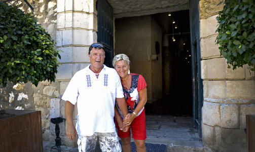  FASTBOENDE: Se mer av Spania,  oppfordrer  Tor Pedersen og Kate Due-L�vaas, som n� bor fast i Spania. Det er nok av opplevelser mindre enn en times kj�retur fra der man bor, sier det norske paret som her er fotografert ved Castillo de Santa Barbara. Foto: John Terje Pedersen/Dagbladet