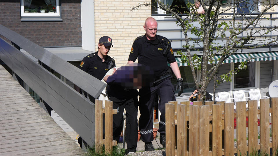 F�RES BORT: Her p�gripes mannen i 20-�ra etter at det ble l�snet skudd i en Oslo-leilighet i morges. Foto: Svein Gustav Wilhelmsen