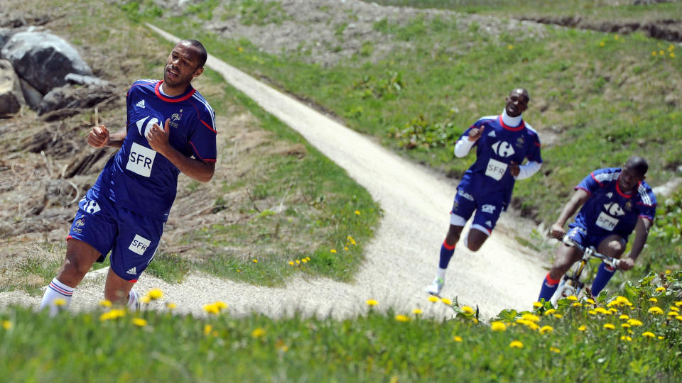 SKIFTER TROLIG KLUBB I SOMMER: Men kanskje blir det en retur til Premier League og London for Thierry Henry, i stedet for den amerikanske proffligaen MLS. Her p� joggetur i de franske alper, der landslaget lader opp til VM i S�r-Afrika. Foto:  AFP PHOTO / FRANCK FIFE