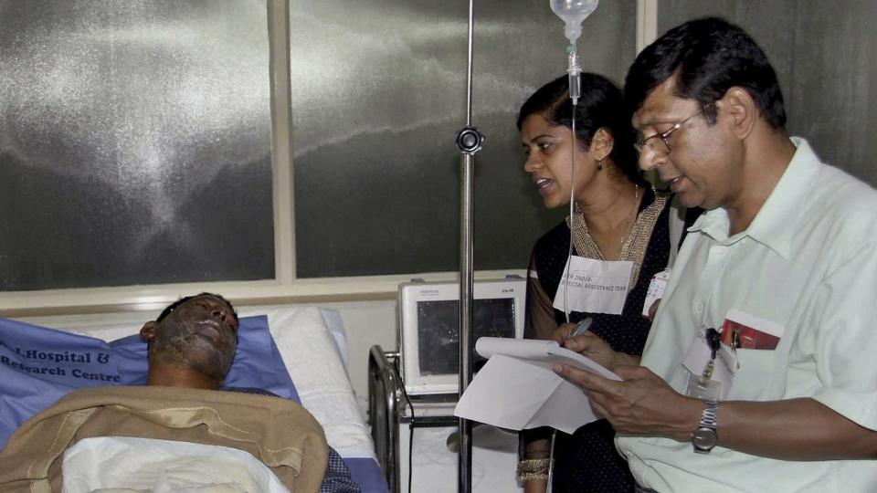 INTERVJUET: Ummer Farook Mohammed blir intervjuet av Air India-personale p� sykehuset etter ulykka. �tte personer overlevde flykrasjen. Foto: AP/SCANPIX
