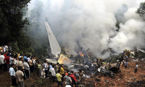 158 OMKOM: Flyet skled av rullebanen og dundret gjennom skogen og ned i en dal. Foto: AP/SCANPIX
