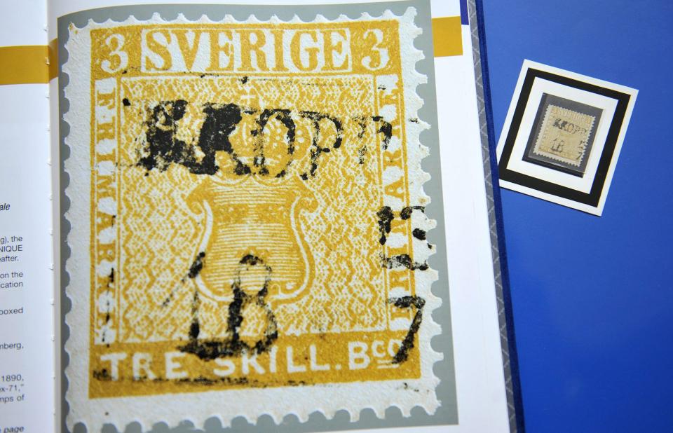 DYR SVENSKE: Dette frimerket er verdens dyreste og mest sjeldne. Det skulle den skolegutten som fant det p� bestemors loft i 1885 ha visst f�r han solgte det til en samler for sju skarve kronor. Foto:  EPA/MARTIAL TREZZINI/SCANPIX