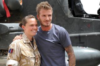 POPULÆR: David Beckham poserer sammen med Madeline Rowe i Camp Bastion. Foto: AP