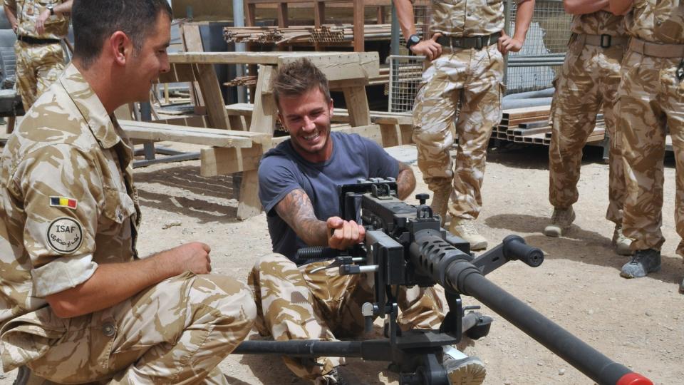 SKUDDTRENING: David Beckham besøkte i går britiske styrker i Afghanistan og fikk blant annet litt opplæring i bruk av våpen. Foto: AP