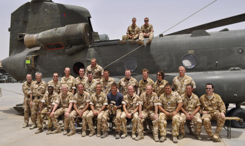 NYE LAGKAMERATER: David Beckham poserer sammen med soldater fra luftforsvaret.   Foto: REUTERS