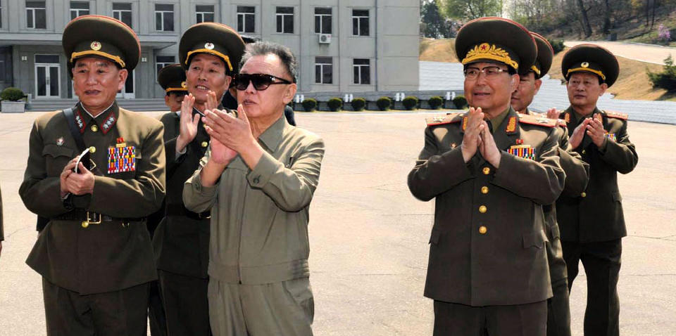 BILDEBEVISET: Kim Jong-ils bes�k til den nordkoreanske h�rens avdeling 586 skal v�re en av indikasjonene p� at han var personlig involvert i torpederingen av det s�rkoreanske marinefart�yet, if�lge amerikansk etterretning. Bes�ket fant sted i Pyongyang p� 78 �rs dagen for grunnleggelsen av Korean People's Army.  Foto: EPA/KCNA/SCANPIX