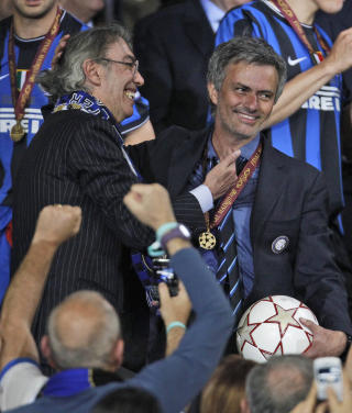 ETTERLENGTET: Inter-president Massimo Moratti og trener Jos� Mourinho med medaljen rundt halsen og matchballen i h�nda. Foto: AP