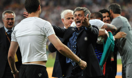 HELT SPESIELL: Jos� Mourinho i elleville gledesscener etter kveldens triumf i Madrid.  Foto: AFP