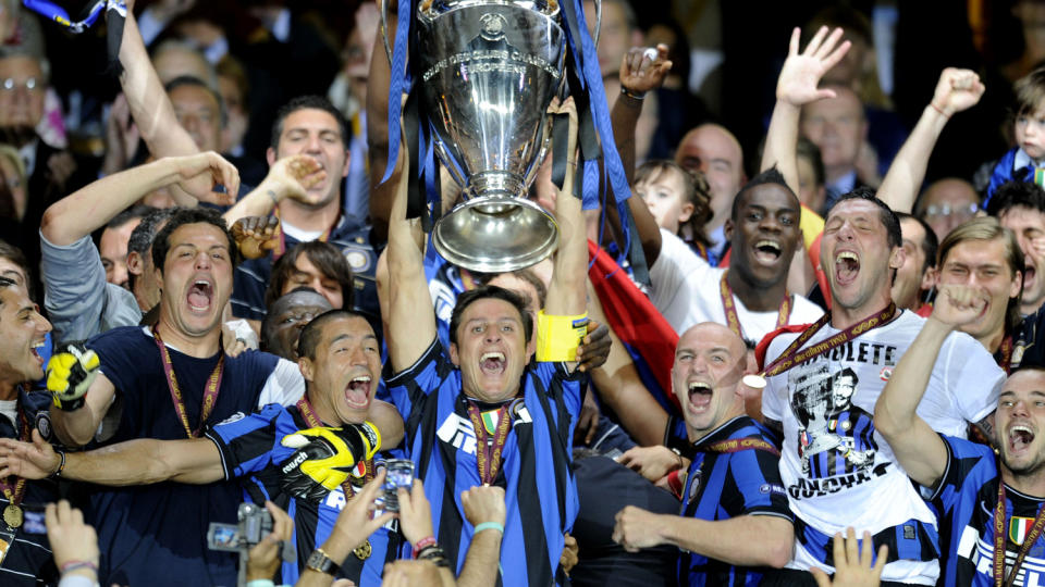 KONGENE AV EUROPA: Den lojale kapteinen Javier Zanetti l�fter b�tta over hodet i triumf etter kveldens seier over Bayern M�nchen. Ledet av Jos� mourinho har Inter denne sesongen vunnet den italienske ligaen, den italienske cupen og Champions League.  Foto: AFP PHOTO / PEDRO ARMESTRE