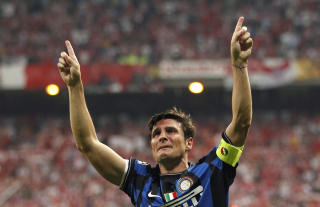 VENTETIDEN ER OVER: En gr�tende Javier Zanetti feirer sammen med Inter-fansen.   Foto: REUTERS