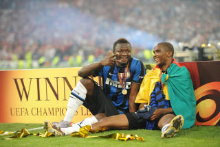 VELFORTJENT: Sulley Ali Muntari og Samuel Eto'o slapper av etter 90 minutter som sikret Inters tredje trofe for �ret.  Foto: AFP PHOTO / CHRISTOPHE SIMON