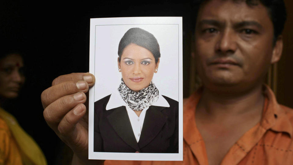 ELSKET JOBBEN: Sujata Survase (25) jobbet som flyvertinne p� ulykkesflyet som krasjet i India i g�r. Hun var blant de 158 som omkom i tragedien.  REUTERS/SCANPIX