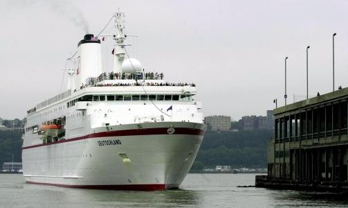 «MS DEUTSCHLAND»: Det brenner i maskinrommet på det tysk-eide cruiseskipet «MS Detschland», som nå ligger til kai ved Eidfjord i Hordaland. Bildet er fra et anløp i New York i 2000. Foto: EPA PHOTO «MS DEUTSCHLAND»: Det brenner i maskinrommet på det tysk-eide cruiseskipet «MS Detschland», som nå ligger til kai ved Eidfjord i Hordaland. Bildet er fra et anløp i New York i 2000. Foto: EPA PHOTO