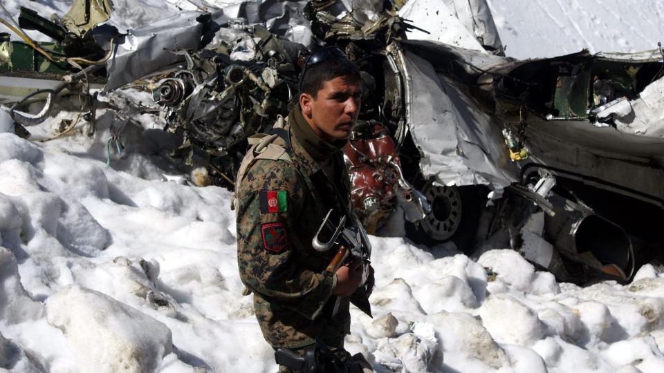FLYSTYRT: Alle 43 som var om bord i flyet som styrtet i Shakar Darah-fjellene, 20 kilometer fra hovedstaden Kabul 17. mai, er antatt omkommet. Foto: EPA/S. SABAWOON/SCANPIX
