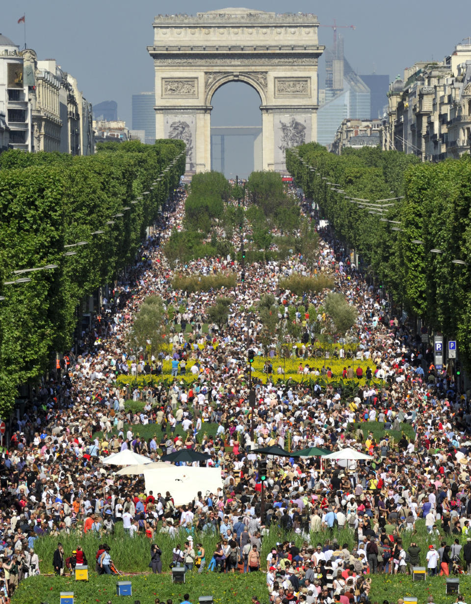 GANSKE GR�NT: Triumfbuen i Paris i kledd nye omgivelser. Franske b�nder har gjort over en kilometer av Champs-�lys�es om til skog og �ker. Foto: REUTERS / Philippe Wojazer / SCANPIX