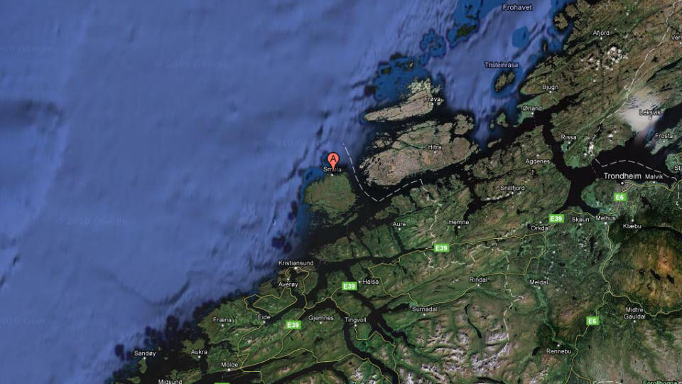 TANKERBRANN: En kjemikalietanker brant nordvest for Sm�la i natt. Ingen personer ble skadd. Kart: Google