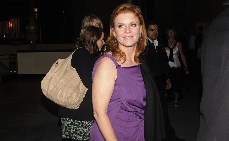 SMILTE TAPPERT: Sarah Ferguson (50) var i g�r i Los Angeles for � motta en pris for sitt arbeid med vanskeligstilte barn - men prisen kom helt i bakgrunnen p� grunn av betalingsskandalen. Foto: PHIL MCCARTEN/REUTERS/SCANPIX