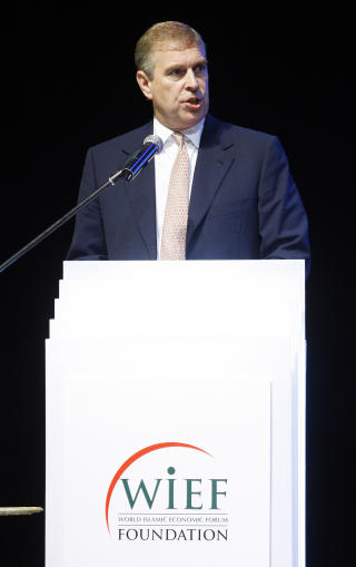 - TOTAL INTEGRITET: Buckingham Palace var snare med � erkl�re at prins Andrew, nummer fire i arverekkef�lgen til den britiske tronen, har utf�rt sin gjerning som spesialutsending for handel med �total korrekthet og integritet� - og benektet p� det sterkeste at han visste om ekskonas fors�k p� � selge kontakt med ham. Foto: LAI SENG SIN/AP/SCANPIX