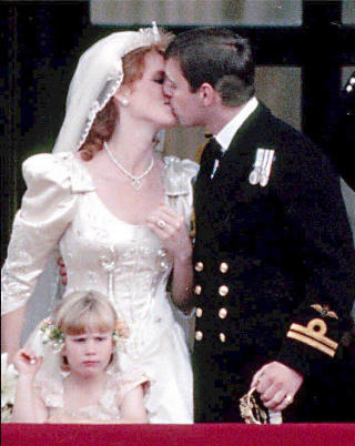 DEN GANG DA: Fra Fergie og Andrews bryllup 23. juli 1986. Ekteskapet skrantet imidlertid fort, og paret tok ut separasjon i 1992. I 1996 ble de skilt, men har opprettholdt et godt forhold seinere. De har to d�tre, prinsessene Beatrice (21) og Eugenie (20). Foto: AP/SCANPIX