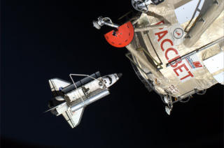 SA ADJ�: Atlantis koblet fra ISS etter endt oppdrag i g�r. Foto: Soichi Noguchi/JAXA/NASA