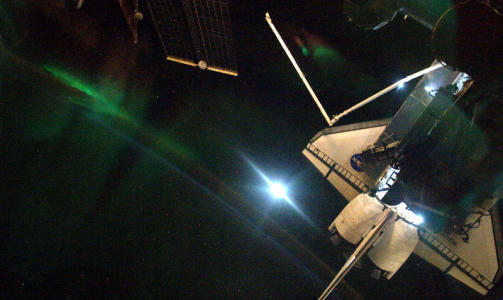 ET KINDEREGG med tre gode ting p� �n gang: Stjerten til romferja, nordlys over jorda og m�nen. Foto: Soichi Noguchi/JAXA/NASA
