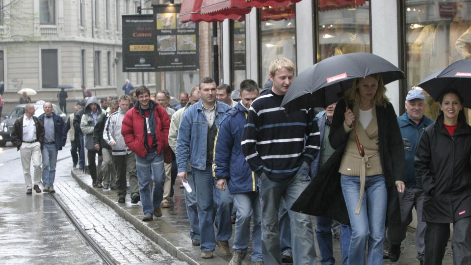 FEIGT AV REGJERINGEN: Integreringen av innvandrere i Norge g�r bra, og p�standene om at innvandring truer velferdsstaten er feil, skriver Doksheim. Her er noen av de f�rste polske arbeidsinnvandrerne som kom til Norge i 2004. 
Foto:  Geir B�lstad