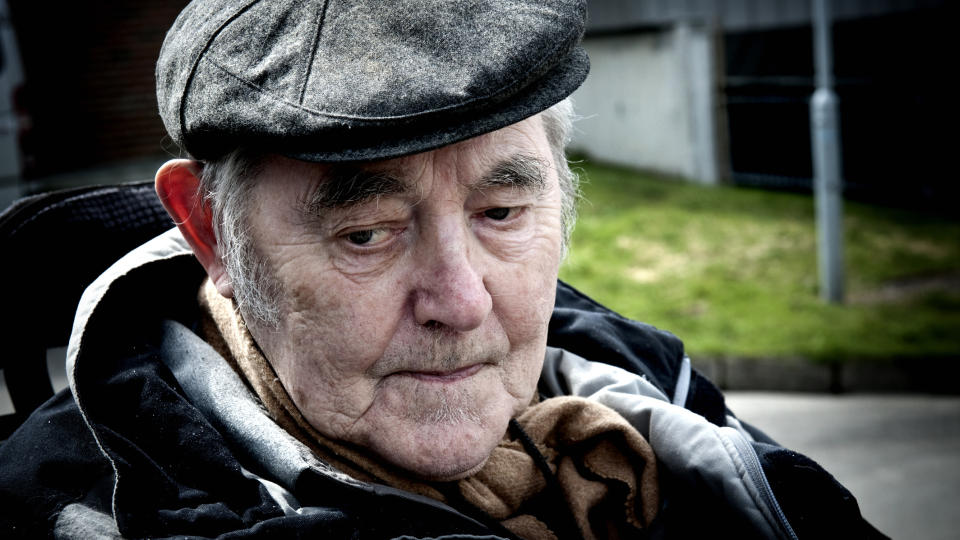 SNAKKER UT: - Vi stappet likdeler opp i sekkene og det stakk bein, knokler, ribbein opp over alt. Kroppsdelene tilh�rte ofte ikke samme person, og det var tifeldig hva som endte opp i de forskjellige sekkene. Likene var fulle av mark og stanken var helt j�vlig, sier Tor Steffensen (80). Foto: �ISTEIN NORUM MONSEN/DAGBLADET