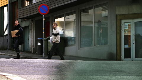 SENDT HERFRA: Det sjikan�se innlegget ble sendt fra SOS Rasismes kontorer i Haugesund, innr�mmer Tjen Folket selv. Her er Henrik Orm�sen (t.v.), som b�de er er ansatt i SOS Rasisme ved organisasjonens administrative hovedkontor i Haugesund og leder Tjen Folket. Foto: Jacques Hvistendahl / Dagbladet