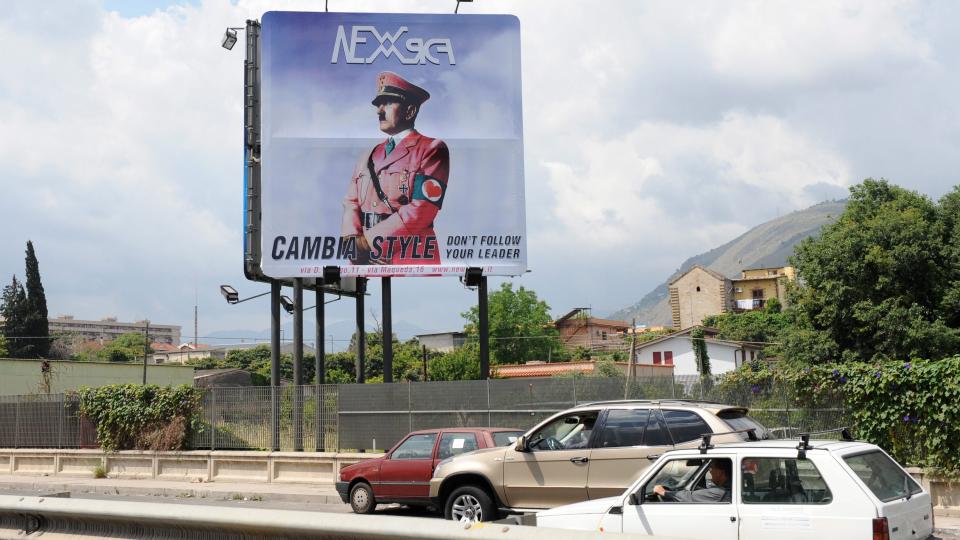 VEKKER OPPSIKT:  Denne reklameplakaten med bilde av Hitler i rosa skal angivelig inspirere ungdom til � ta selvstendige motevalg. Foto:  EPA/MARCUS BRANDT