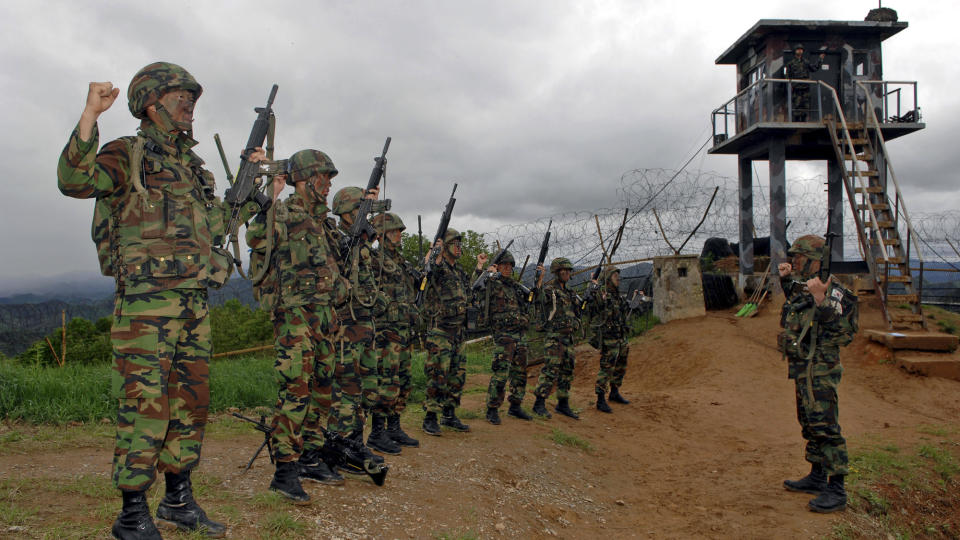 TILSPISSER SEG:  Situasjonen p� den koreanske halv�ya tilspisser seg. Her er en gruppe s�rkoreanske soldater klare for � patruljere langs den demilitariserte sonen mellom S�r- og Nord-Korea. Foto: AP Photo/ Yonhap